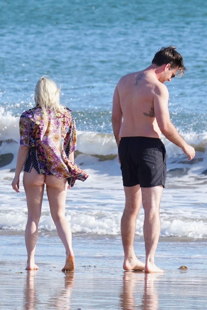 Hot Babe Ariel Winter Bends Over to Show Off Her Meaty Ass on the Beach gallery, pic 32