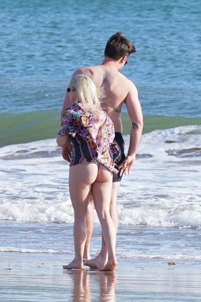 Hot Babe Ariel Winter Bends Over to Show Off Her Meaty Ass on the Beach gallery, pic 34