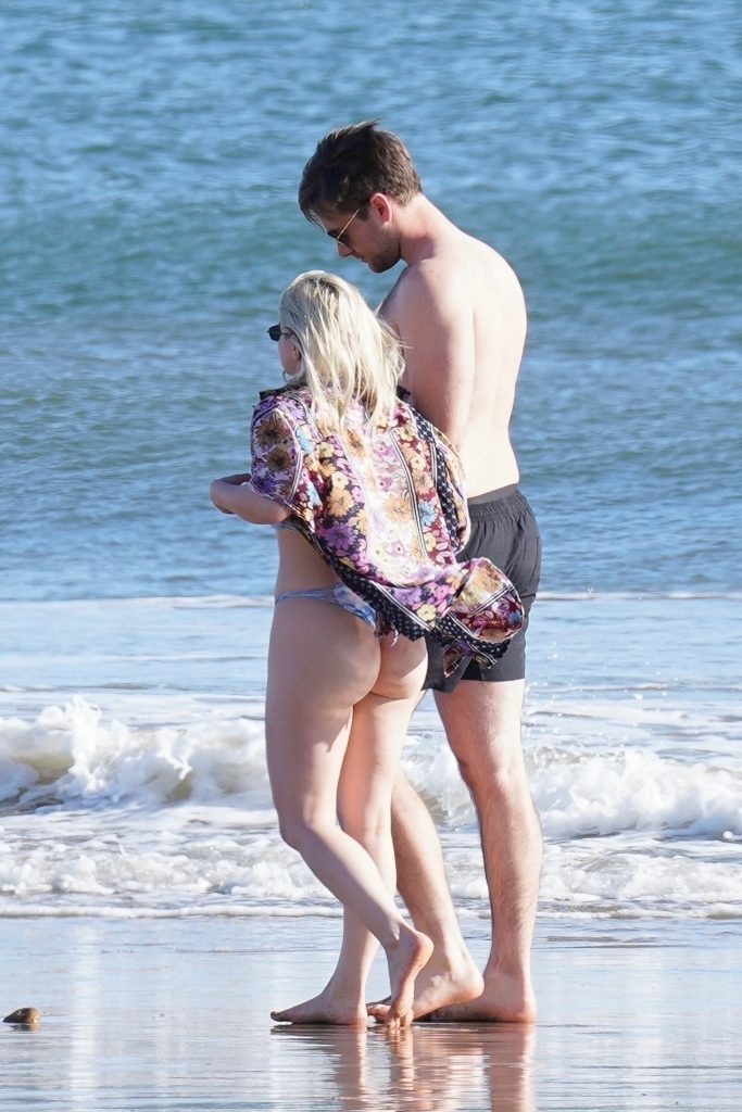 Hot Babe Ariel Winter Bends Over to Show Off Her Meaty Ass on the Beach gallery, pic 6