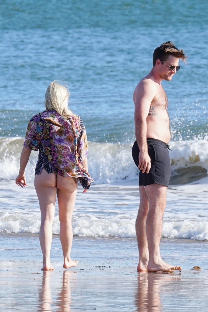 Hot Babe Ariel Winter Bends Over to Show Off Her Meaty Ass on the Beach gallery, pic 8