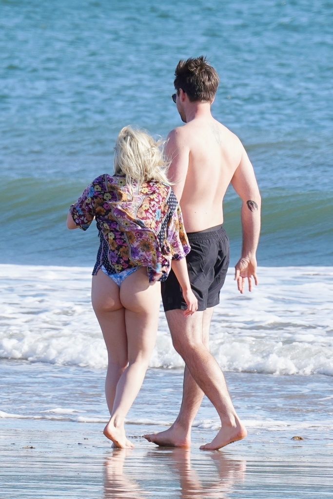 Hot Babe Ariel Winter Bends Over to Show Off Her Meaty Ass on the Beach gallery, pic 10