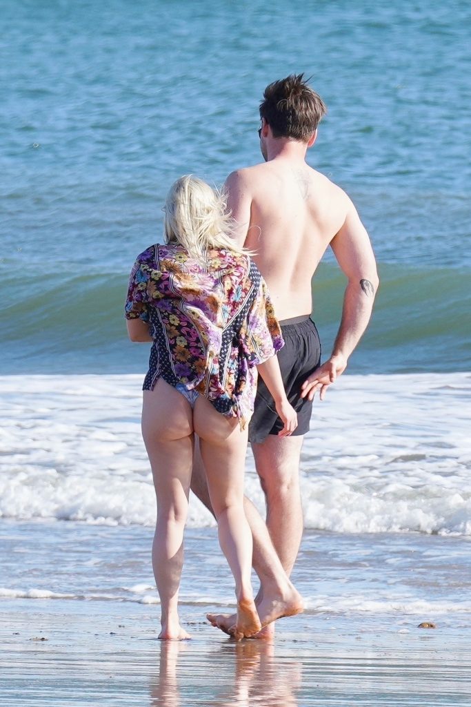Hot Babe Ariel Winter Bends Over to Show Off Her Meaty Ass on the Beach gallery, pic 16