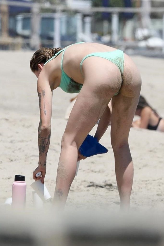 Perfectly Authentic Gallery Spotlighting Ireland Baldwin’s Thick-Ass Body, pic 2