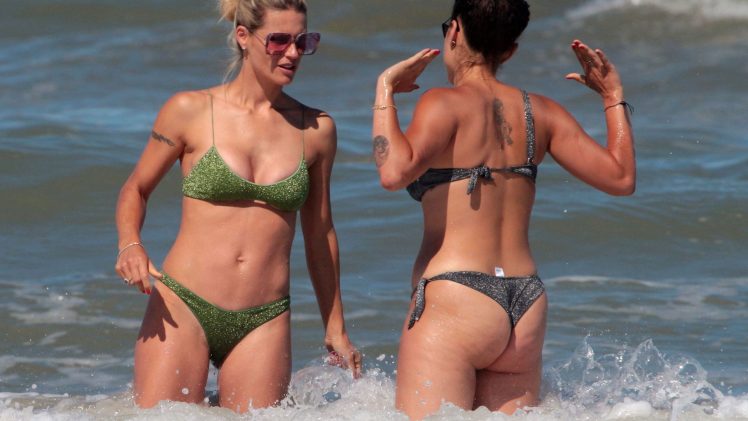 Michelle Hunziker Bikini Pictures – Blonde Shows Her Body in a Green Swimsuit