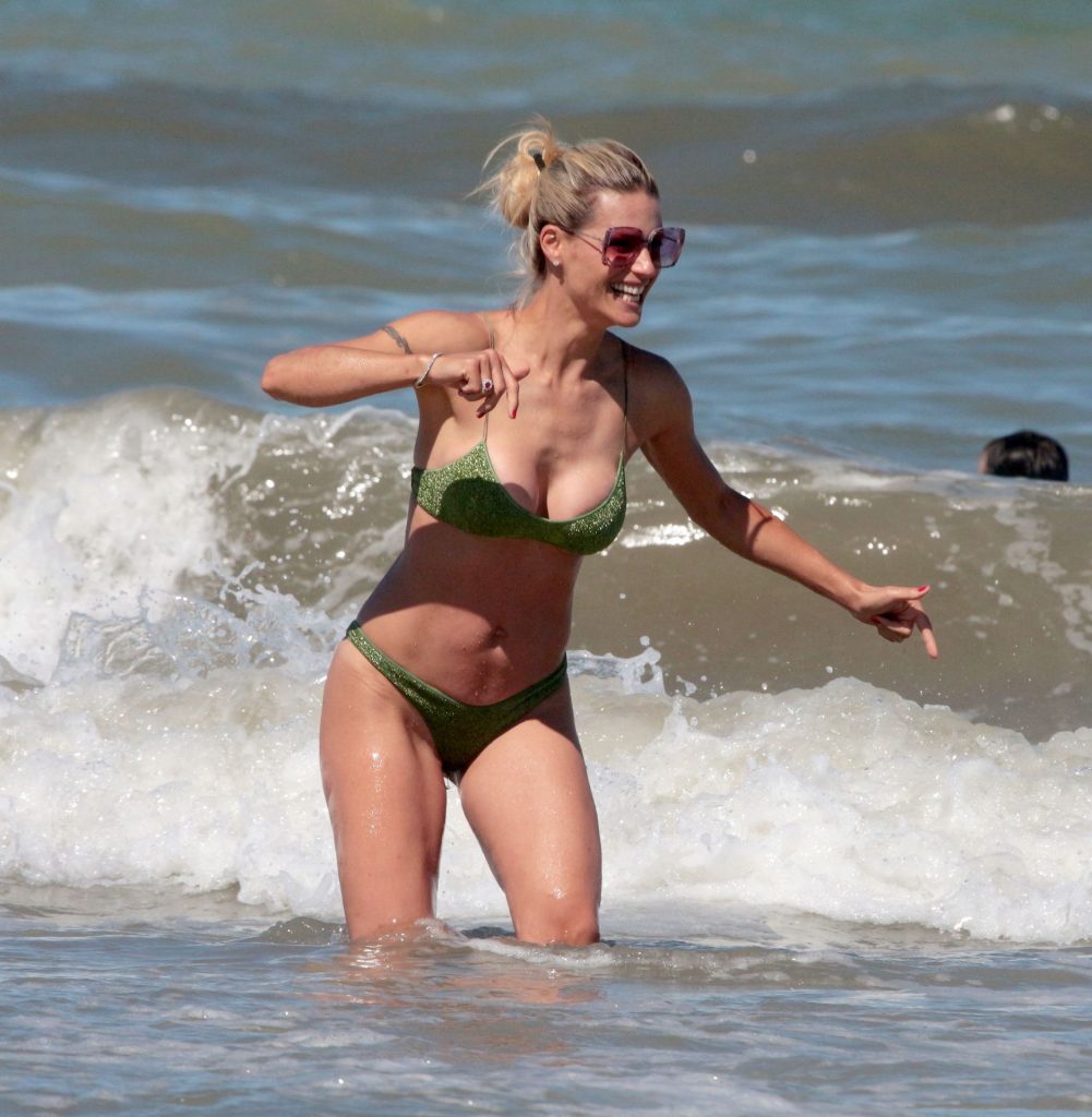 Michelle Hunziker Bikini Pictures – Blonde Shows Her Body in a Green Swimsuit gallery, pic 16