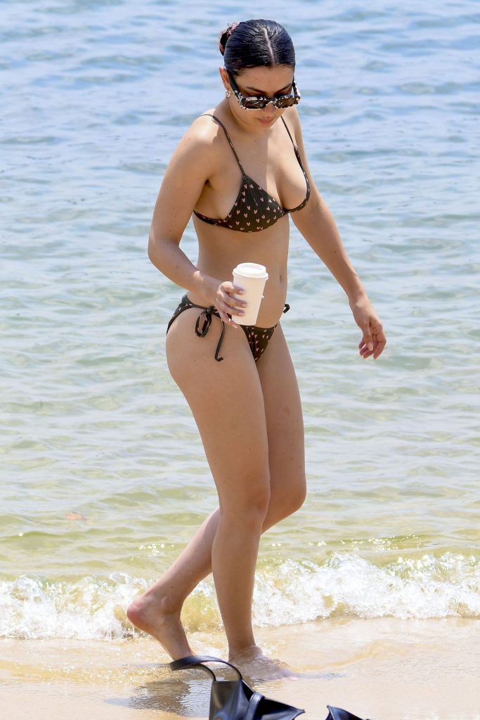 Stunning Brunette Charli XCX Displays Her Sexy Body in a Polka Dots Bikini gallery, pic 6