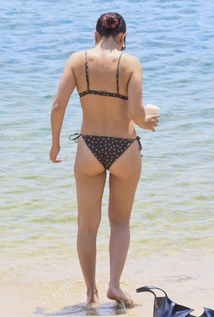 Stunning Brunette Charli XCX Displays Her Sexy Body in a Polka Dots Bikini gallery, pic 16