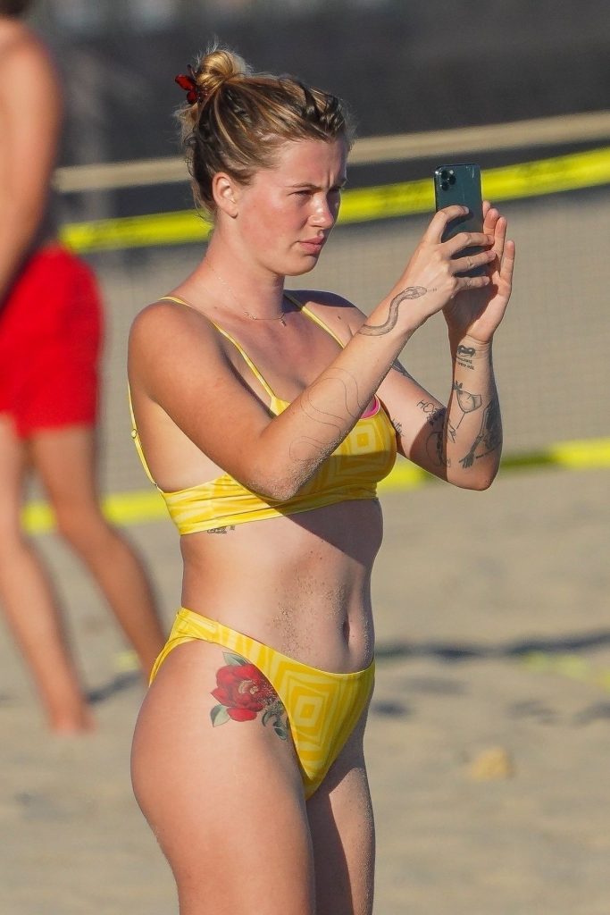 Gorgeous Celebrity Ireland Baldwin Looks Stunning in a Yellow Bikini gallery, pic 8