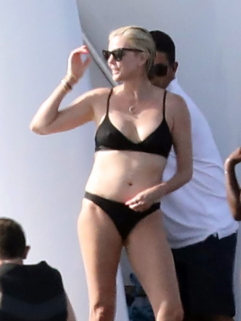 Legendary Actress Charlize Theron Shows Her Hot Body in a Black Two-Piece gallery, pic 6
