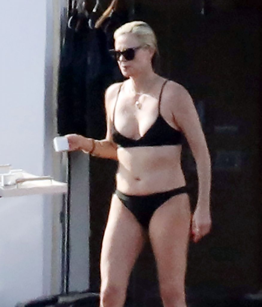 Legendary Actress Charlize Theron Shows Her Hot Body in a Black Two-Piece gallery, pic 8