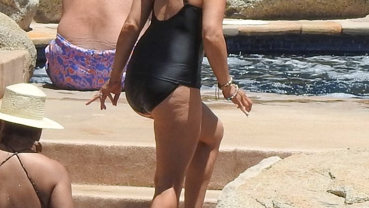 Stunning Sarah Michelle Gellar Shows Her Ass and Pointy Nips