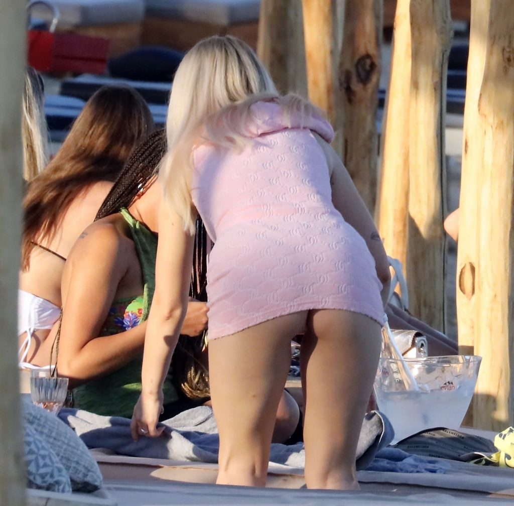 Lottie Moss Upskirt Pictures – Blonde Shows Her Ass and Legs in Public gallery, pic 14