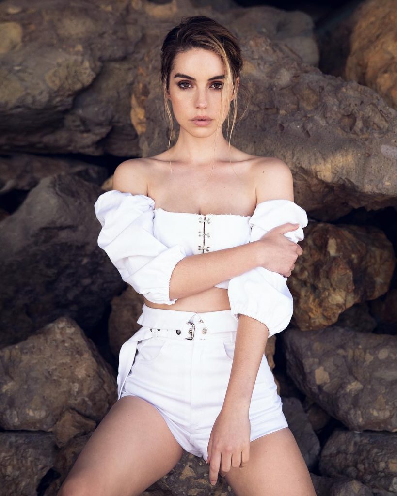 Dark-Haired Hottie Adelaide Kane Posing in Revealing Outfits gallery, pic 2