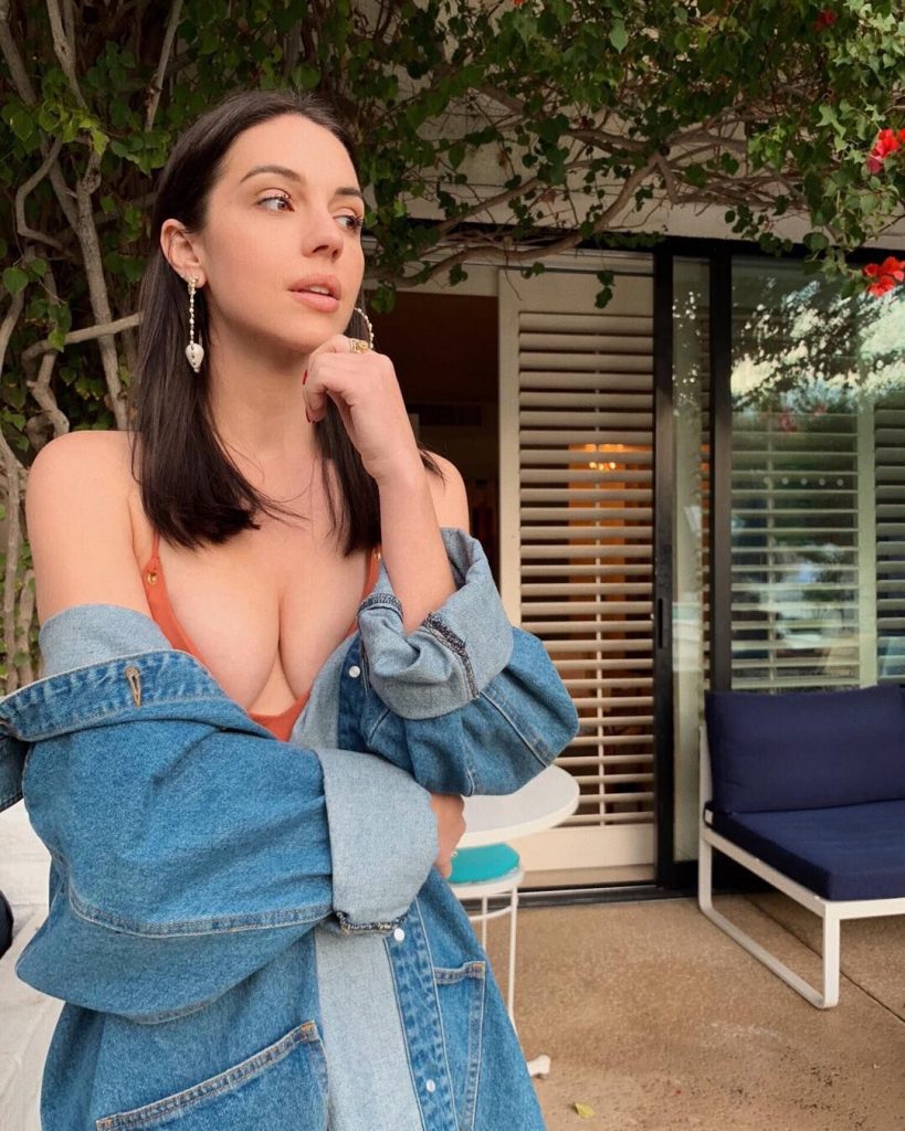 Dark-Haired Hottie Adelaide Kane Posing in Revealing Outfits gallery, pic 78