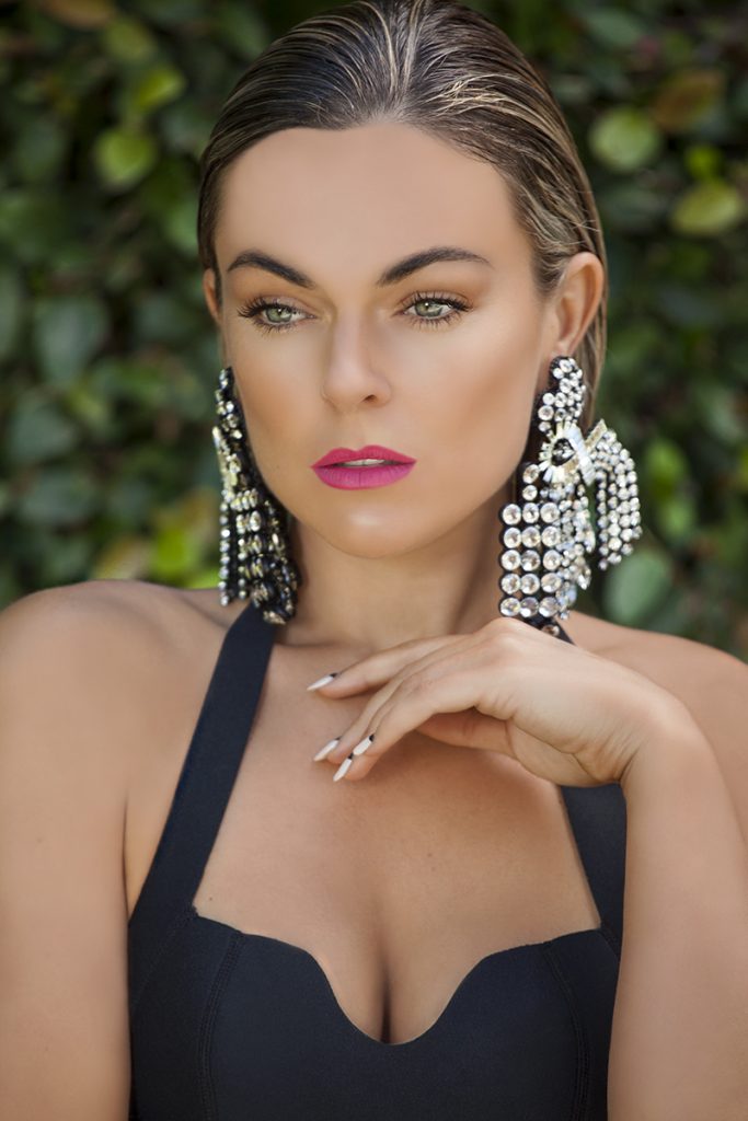 Big Boobs Beauty Serinda Swan Shows Her Giant Knockers and Sexy Legs gallery, pic 12