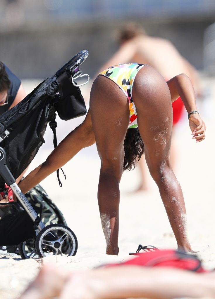 Curvaceous Kelly Rowland Shows Her Meaty Ass and Gorgeous Sideboob gallery, pic 4