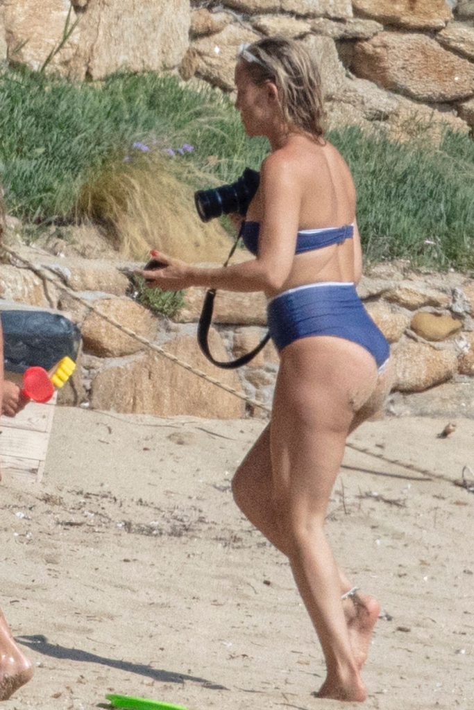 Bikini-Wearing Kate Hudson Shows Her Meaty Ass and Thicc Legs for the Camera gallery, pic 10