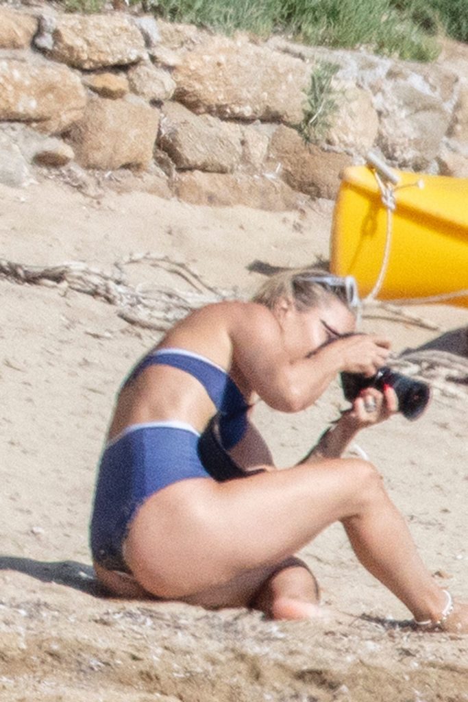 Bikini-Wearing Kate Hudson Shows Her Meaty Ass and Thicc Legs for the Camera gallery, pic 18