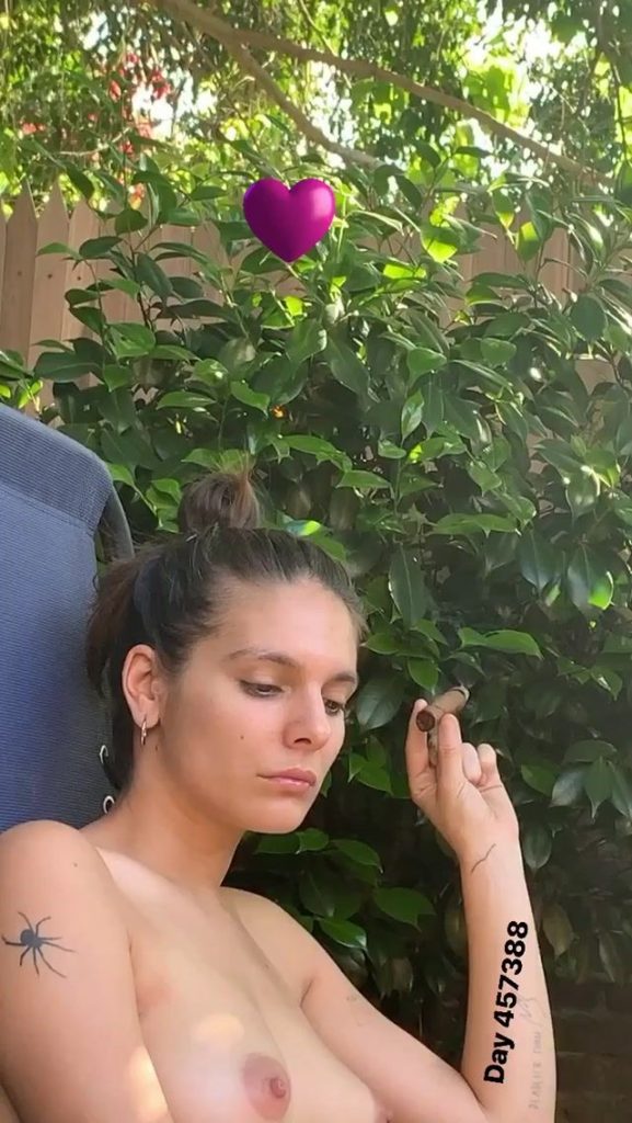 Artsy Gal Caitlin Jean Stasey Goes Topless and Looks Hot with Her Ass in Full View gallery, pic 10