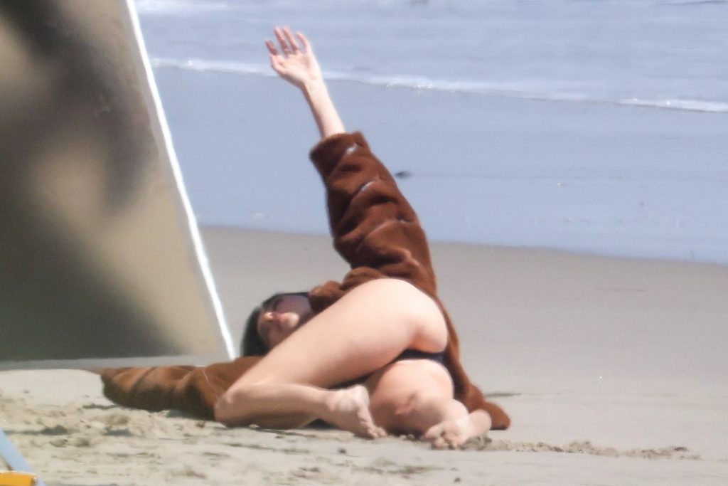 Smoldering Dark-Haired Hottie Kendall Jenner Shows Her Ass on the Beach gallery, pic 4