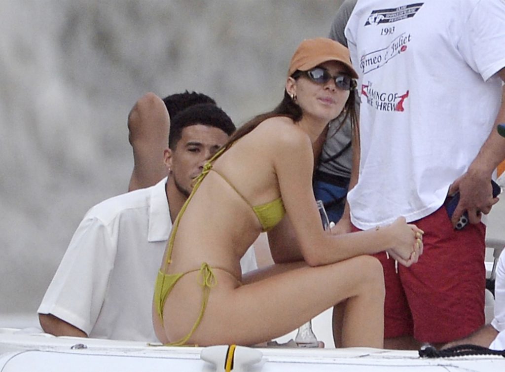 Lithe Brunette Kendall Jenner Shows Her Body in a Revealing Bikini gallery, pic 22