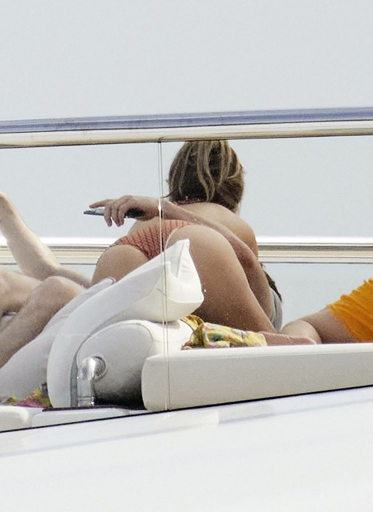 Jennifer Lopez Shows Her Bikini Booty in a Staged Paparazzi Photoshoot gallery, pic 28