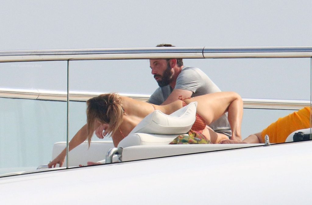 Jennifer Lopez Shows Her Bikini Booty in a Staged Paparazzi Photoshoot gallery, pic 36