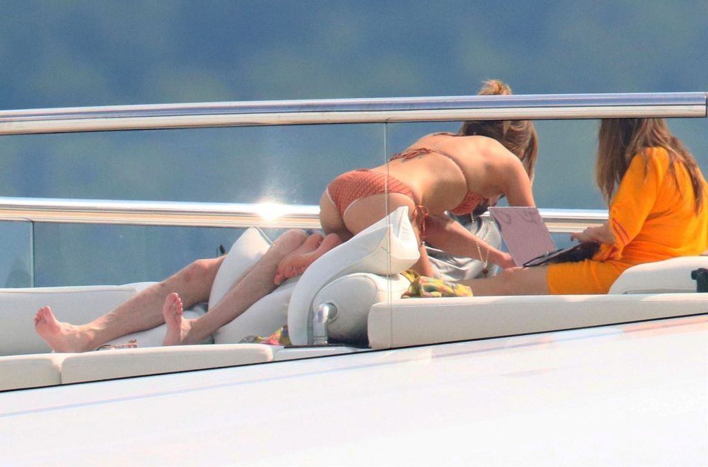 Jennifer Lopez Shows Her Bikini Booty in a Staged Paparazzi Photoshoot gallery, pic 40