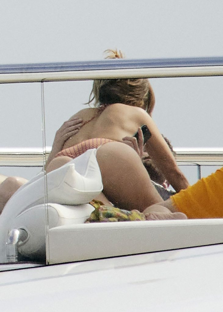 Jennifer Lopez Shows Her Bikini Booty in a Staged Paparazzi Photoshoot gallery, pic 48