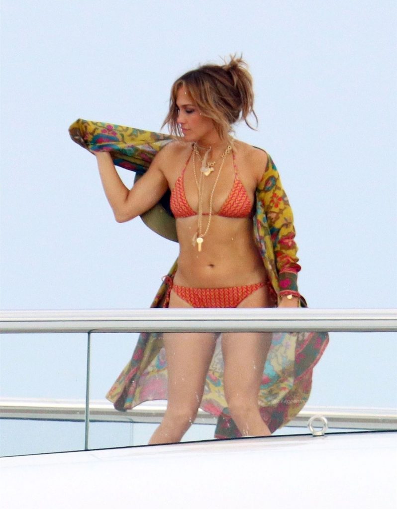 Jennifer Lopez Shows Her Bikini Booty in a Staged Paparazzi Photoshoot gallery, pic 54