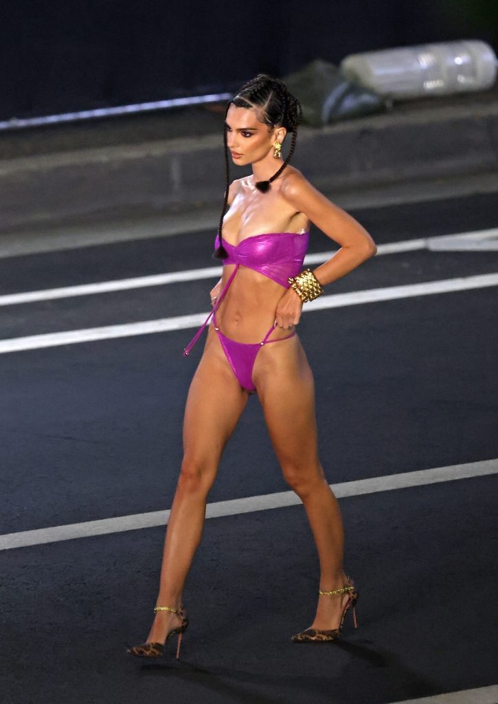 Flawlessly Fit Emily Ratajkowski Shows Her Perfect Body on the Runway gallery, pic 10