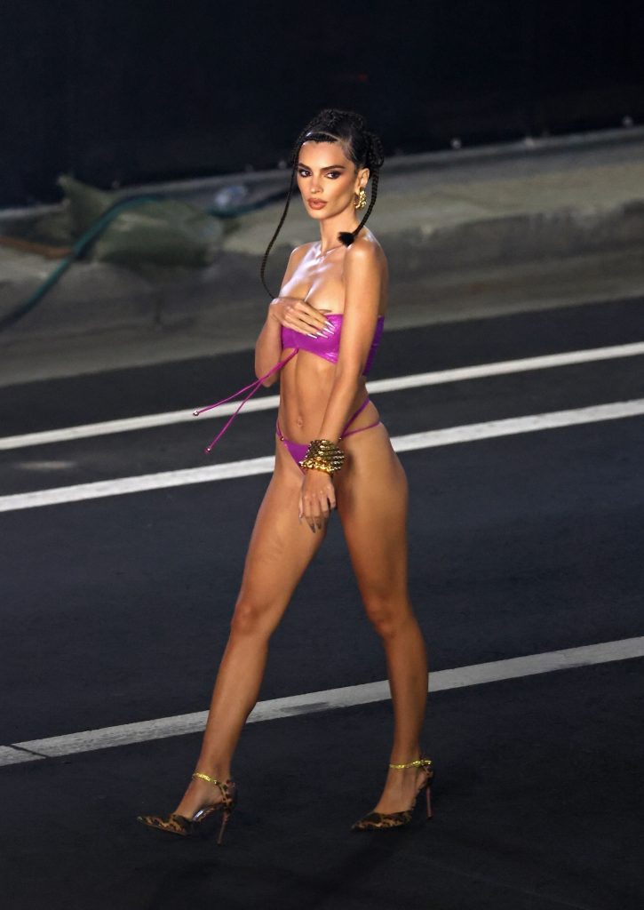 Flawlessly Fit Emily Ratajkowski Shows Her Perfect Body on the Runway gallery, pic 18