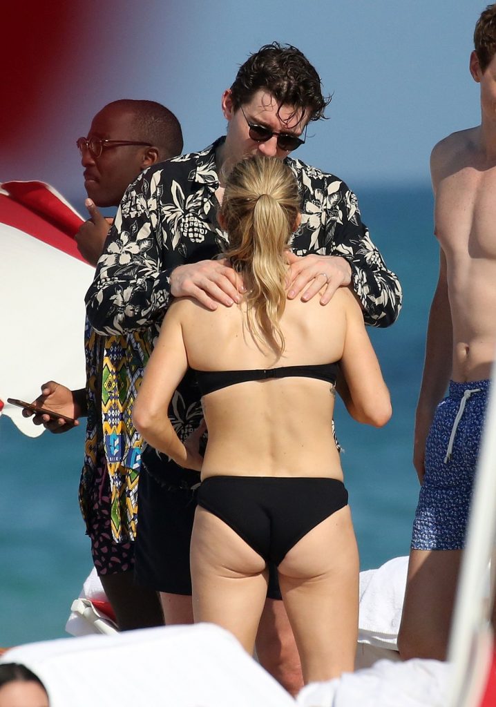 Bikini-Wearing Ellie Goulding Shows Her Insanely Fit Body in the Sun gallery, pic 10