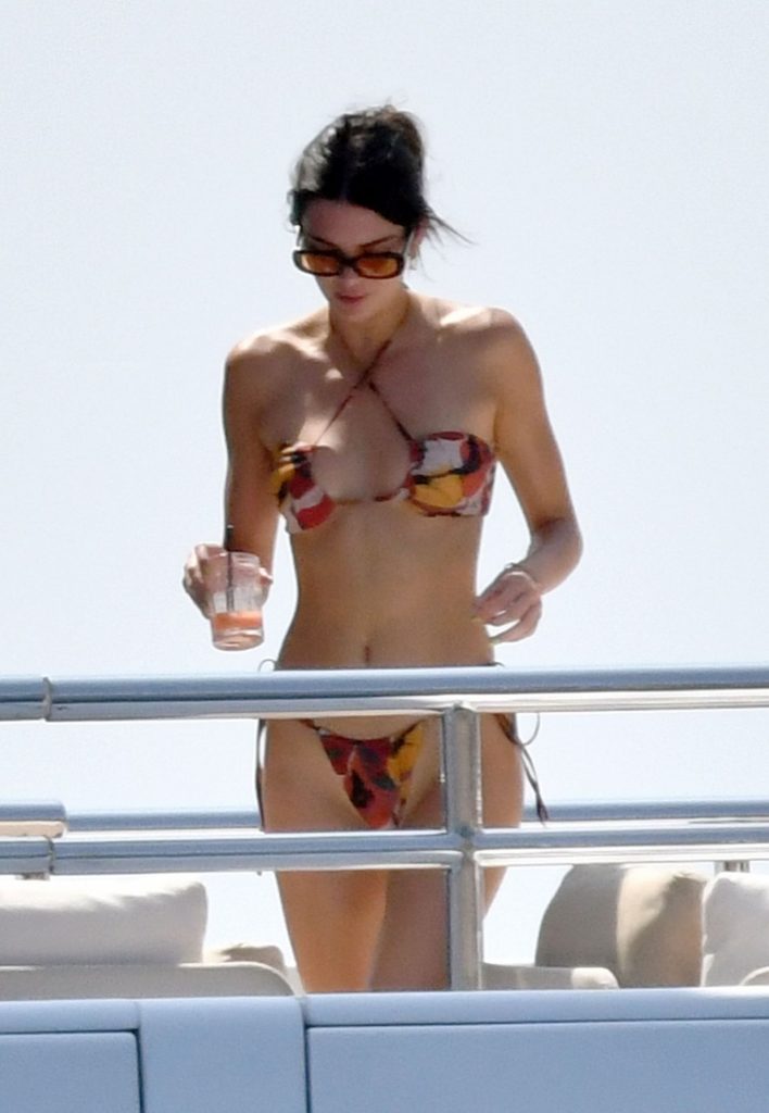 Flawless Hottie Kendall Jenner Displaying Her Ass in a Thong-Style Bikini gallery, pic 2