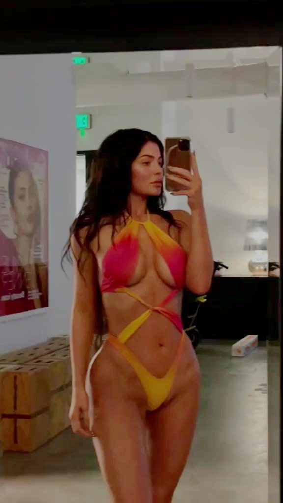 Kylie Jenner Looks 100% Perfect in a Rather Slutty Bikini (All High Quality) gallery, pic 6