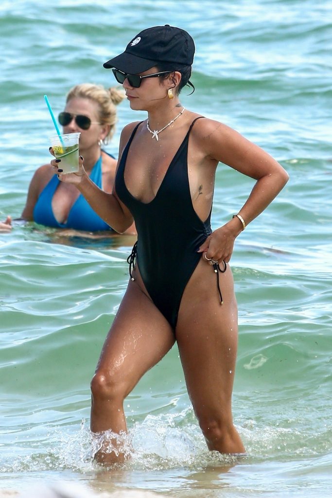 Curvaceous Vanessa Hudgens Shows Her Tits, Legs, and Ass on the Beach gallery, pic 20