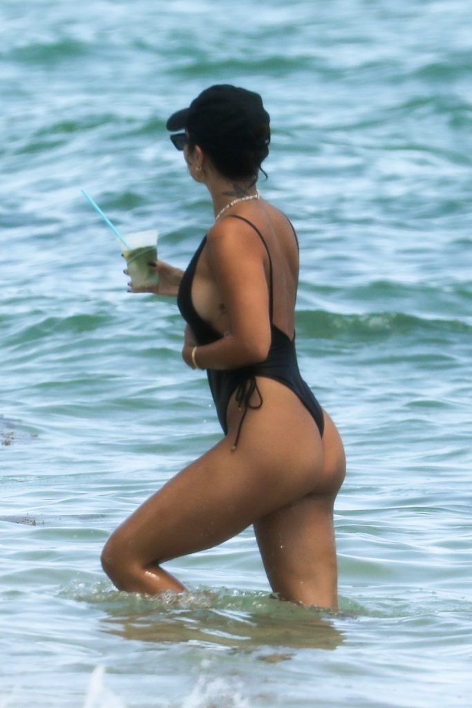 Curvaceous Vanessa Hudgens Shows Her Tits, Legs, and Ass on the Beach gallery, pic 30