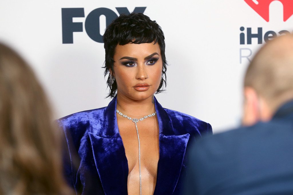 Brunette Celebrity Demi Lovato Shows That Cleavage in a Weird Purple Outfit gallery, pic 2