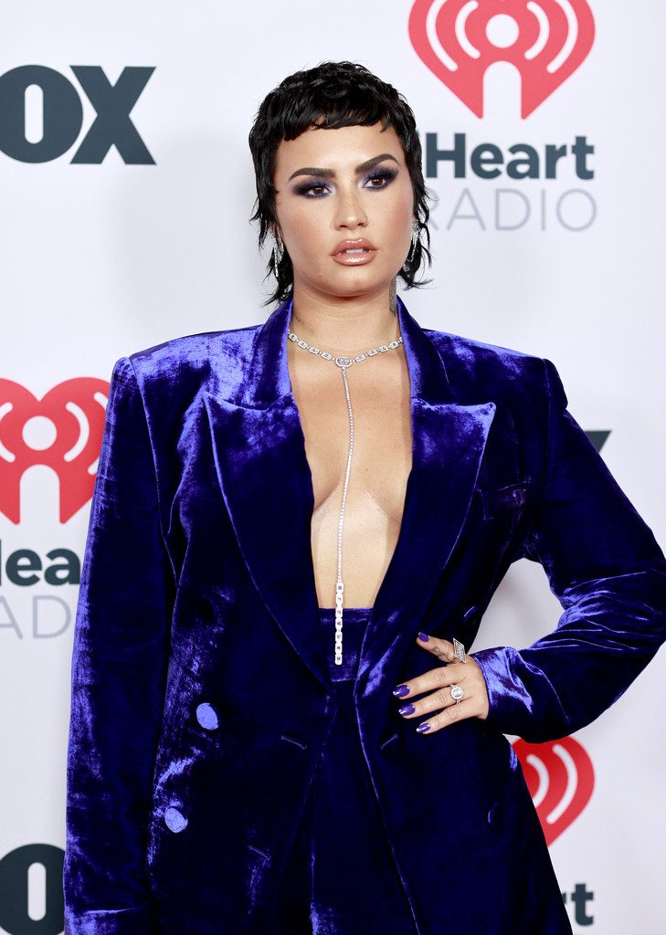 Brunette Celebrity Demi Lovato Shows That Cleavage in a Weird Purple Outfit gallery, pic 4