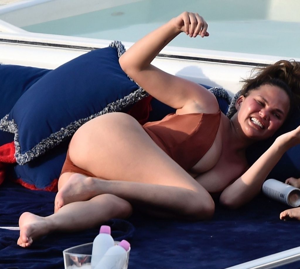 Curvy Model Chrissy Teigen Shows Her Curves on a Luxurious Yacht gallery, pic 4