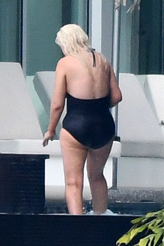 Seductive Christina Aguilera Displays Her Meaty Legs and Sexy Cleavage gallery, pic 6