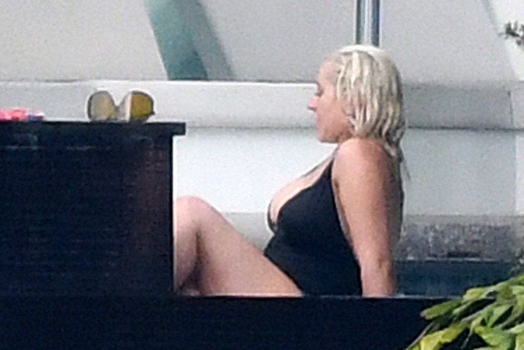 Seductive Christina Aguilera Displays Her Meaty Legs and Sexy Cleavage gallery, pic 10