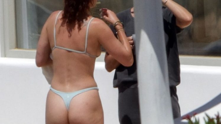 Bikini-Wearing Rumer Willis Shows Her Awesome Ass in High Quality