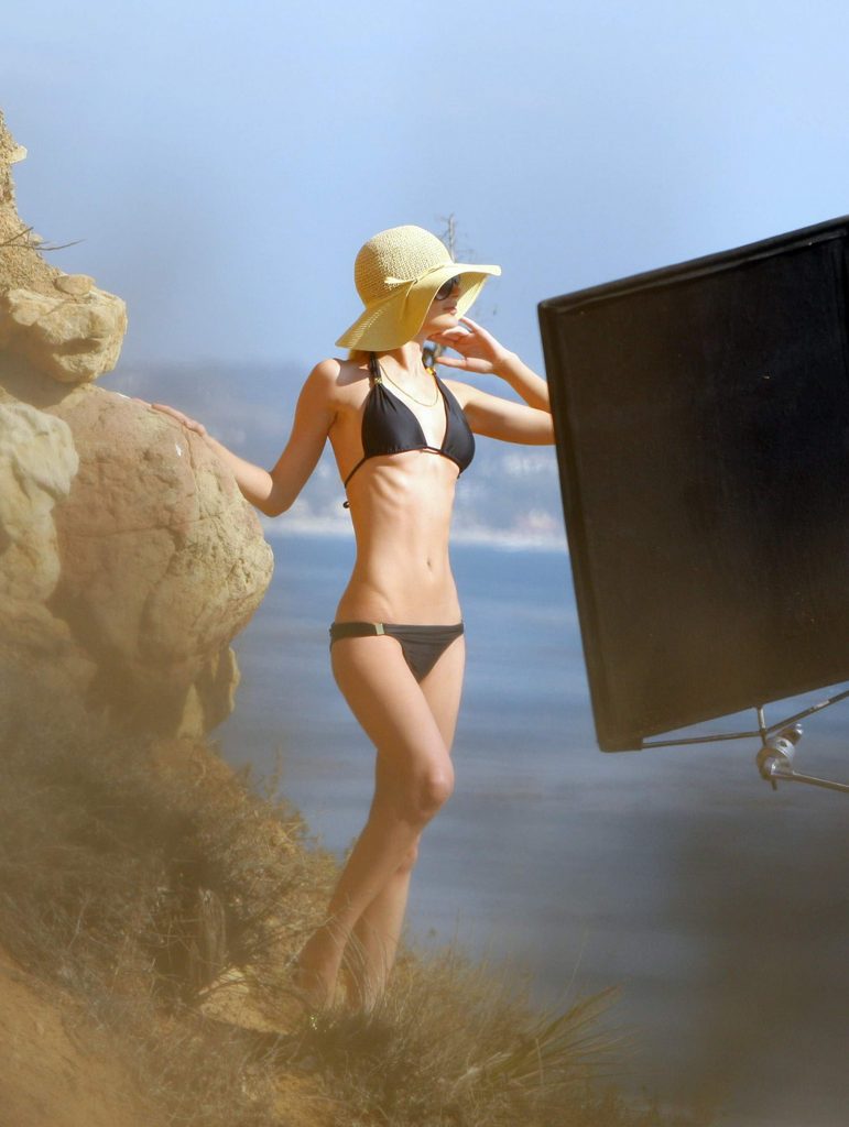 Smoldering Socialite Paris Hilton Showing Her Bikini Body on the Set of a Photoshoot gallery, pic 22