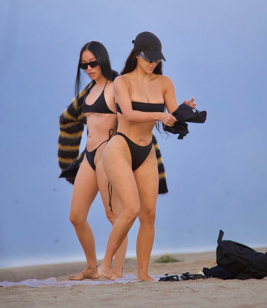 Curvaceous Kim Kardashian Showing Her Oversized Ass in a Skimpy Bikini gallery, pic 2