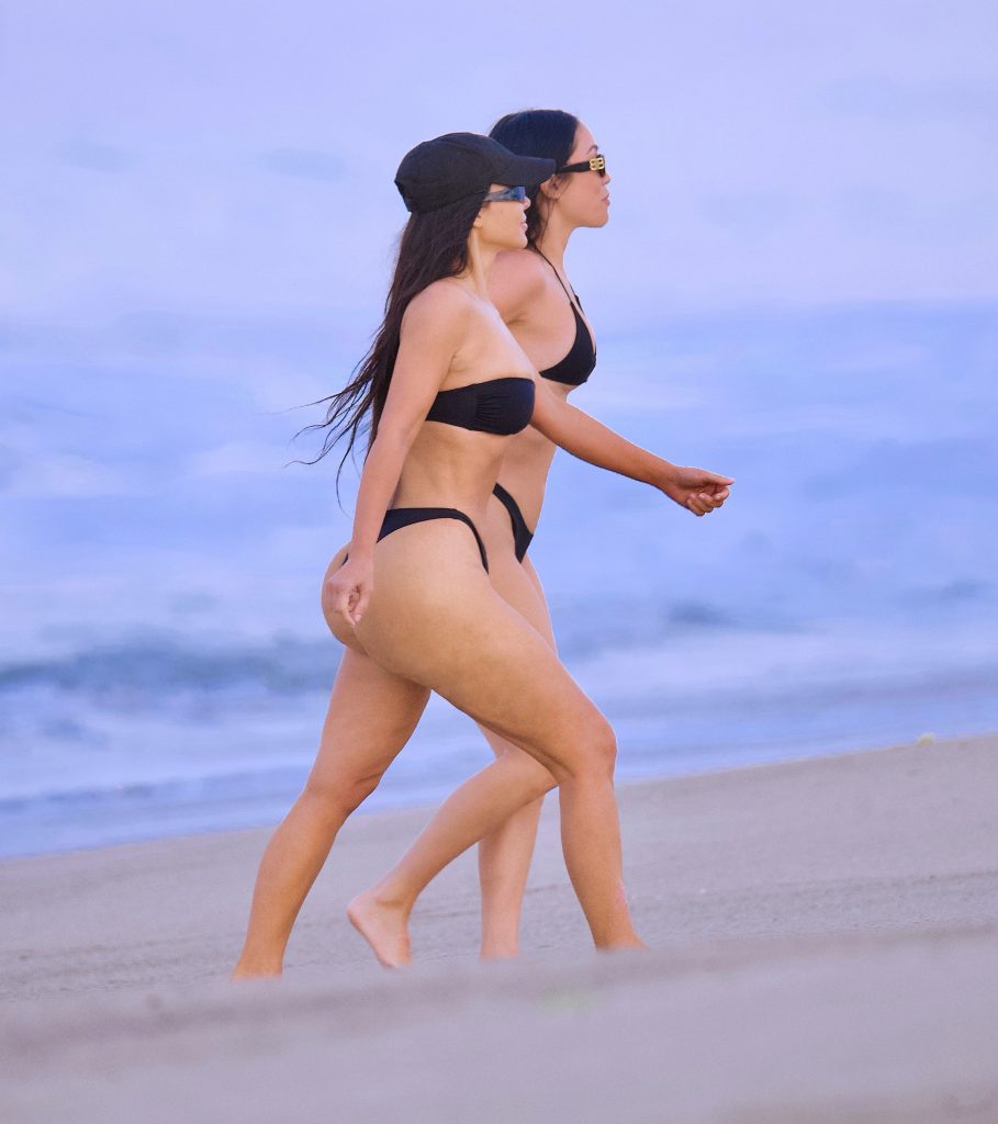 Curvaceous Kim Kardashian Showing Her Oversized Ass in a Skimpy Bikini gallery, pic 20