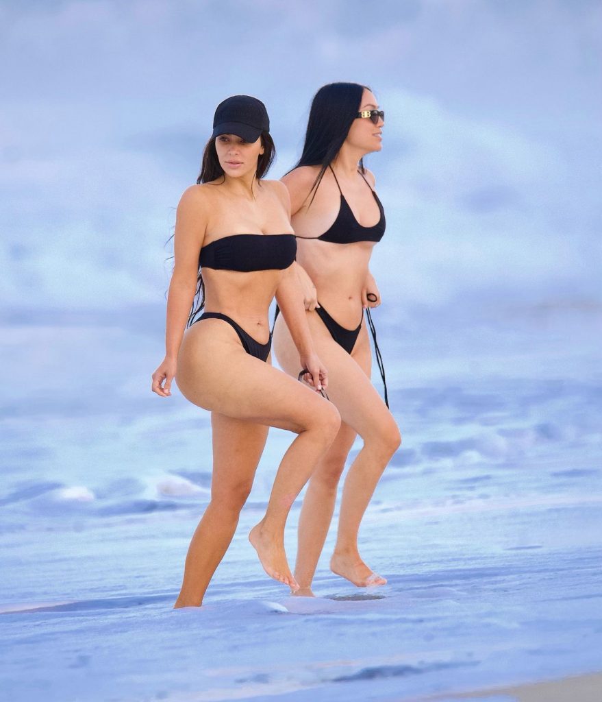 Curvaceous Kim Kardashian Showing Her Oversized Ass in a Skimpy Bikini gallery, pic 28
