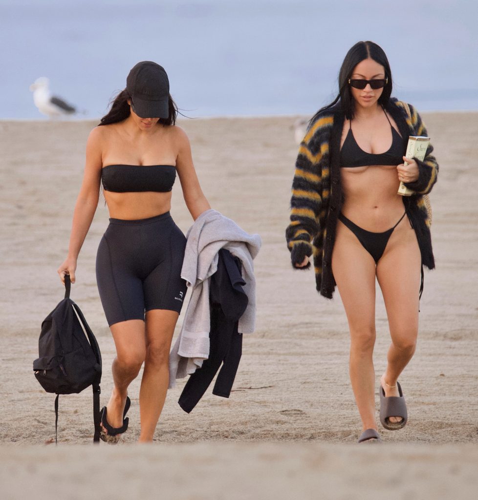Curvaceous Kim Kardashian Showing Her Oversized Ass in a Skimpy Bikini gallery, pic 10