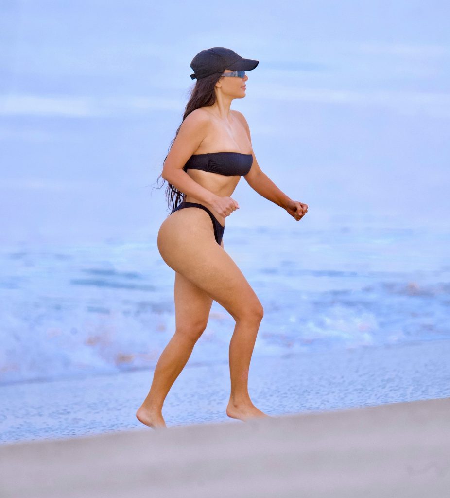Curvaceous Kim Kardashian Showing Her Oversized Ass in a Skimpy Bikini gallery, pic 12