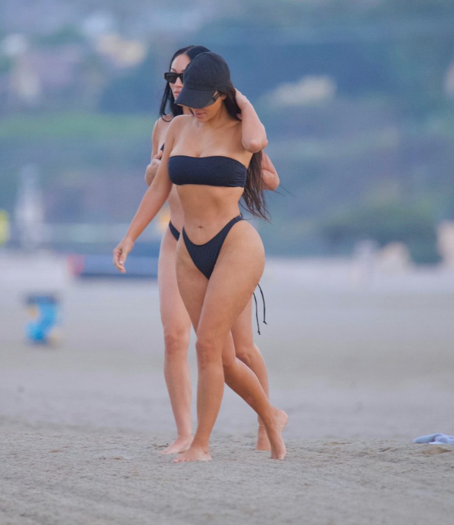 Curvaceous Kim Kardashian Showing Her Oversized Ass in a Skimpy Bikini gallery, pic 16